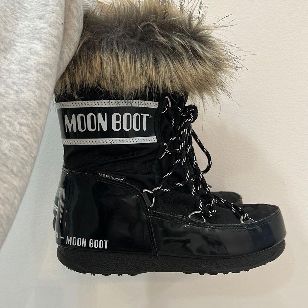 Black moon boot